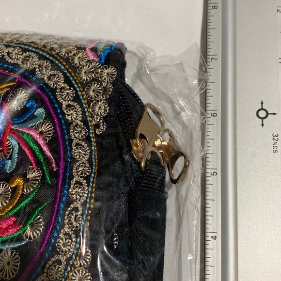 π₯SOLD IN STORE LOCATIONπ₯LAST ONE! -Small Embroidered Cross Body Boho Phone Bag - Picture 5 of 9